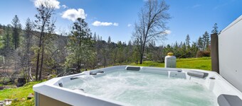 Waterfront Mariposa Hideaway: Hot Tub & Mtn Views!