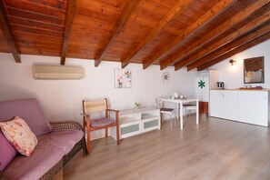 TV, books - Penelope Stone: Charming 2-story House above Kalami, Corfu (Kalami)