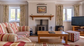 Una chimenea, una mesa de tenis de mesa