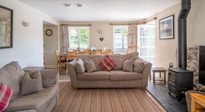 Fireplace, ping pong - Stunning Lake fronted Property with Hot Tub - Hammerhole (Cunsey, Graythwaite)
