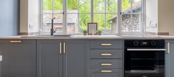 Home Farmhouse - sleeps 8 guests in 4 bedrooms