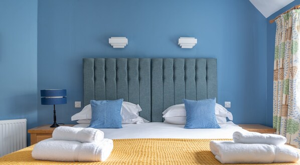 4 bedrooms, travel cot, Internet