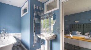 Shower - Home Farmhouse - sleeps 8 guests  in 4 bedrooms (Graythwaite)