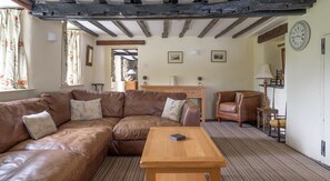 Una chimenea, una mesa de tenis de mesa