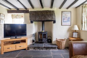 Una chimenea, una mesa de tenis de mesa