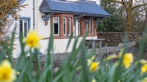 A house with a stone wall and a blue roof. - Fishery Views - Keepers Cottage (Graythwaite)