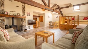 Een open haard en een tafeltennistafel