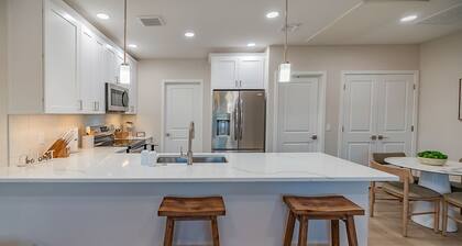 New Modern Condo, Hiking Trails/Pool and More:  Walk to Restaurants & Shops