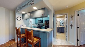 Fridge, microwave, oven, stovetop - Close to Lifts | WiFi | Easy Access | Mountain Spirits 204 (Angel Fire)