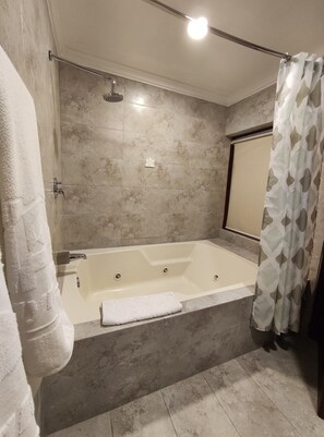 Superior Suite, 1 King Bed | Bathroom | Hair dryer, towels, soap, shampoo - SÁ Hotel (Cuenca)