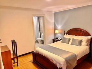 Habitación estándar doble | Ropa de cama de alta calidad, edredones de plumas, escritorio
