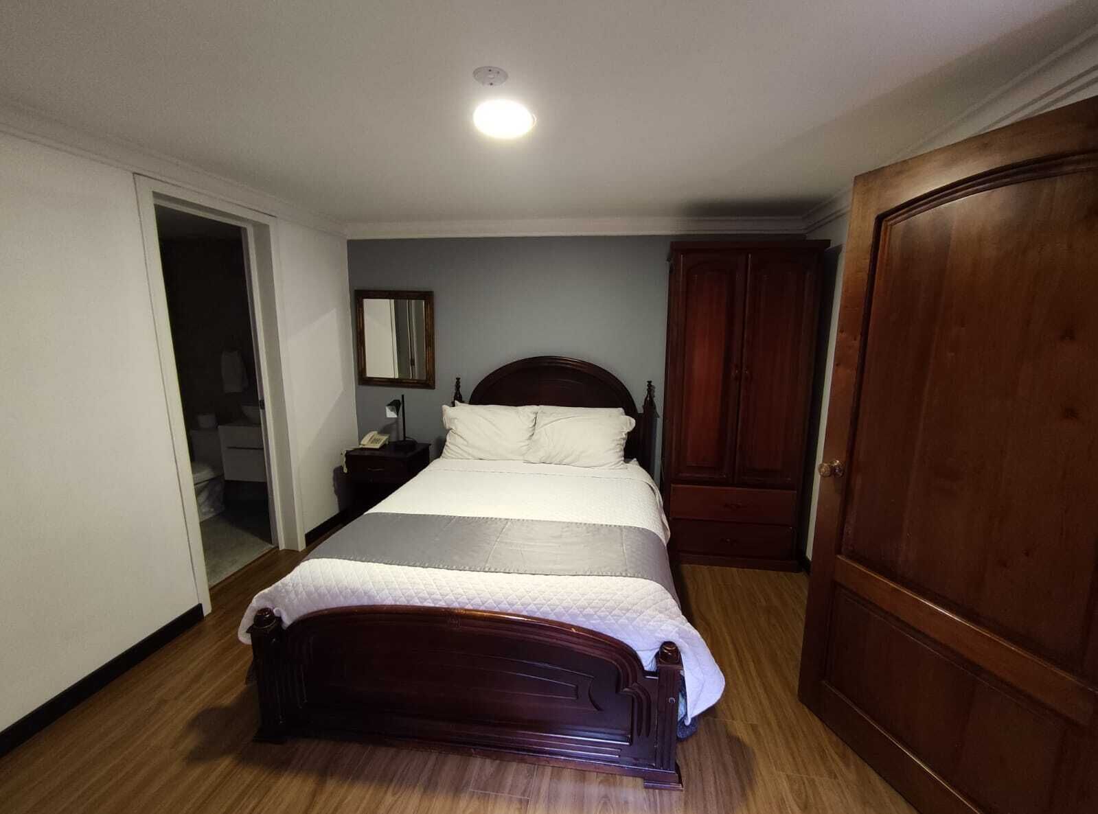 Luxe beddengoed, donsdekens, een bureau, een strijkplank/strijkijzer