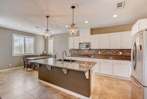 Private kitchen - BMountain 4bd/2.5 b BBQ grill•Pet• Massage Chair (Las Vegas)