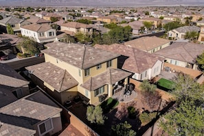 Un barrio residencial con casas de techos inclinados y pequeños jardines delanteros.