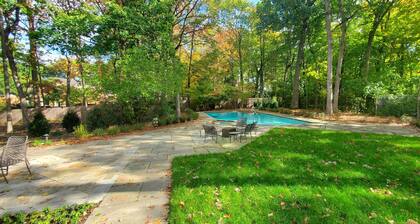 Contemporary house with partial lake views/quiet and private area/gut reno/2023