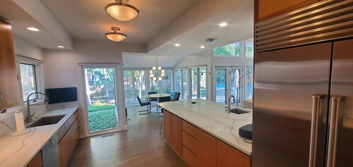 Contemporary house with partial lake views/quiet and private area/gut reno/2023