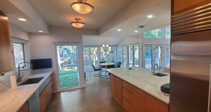 Contemporary house with partial lake views/quiet and private area/gut reno/2023