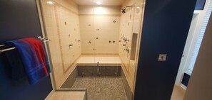 Boblebad, hårføner, håndklær og såpe