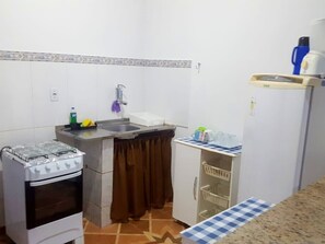 Fridge, stovetop, blender, cookware/dishes/utensils