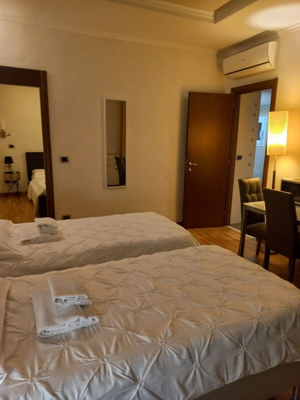 2 bedrooms, iron/ironing board, WiFi, bed sheets - Junior Family Suite without kitchen (Roma)