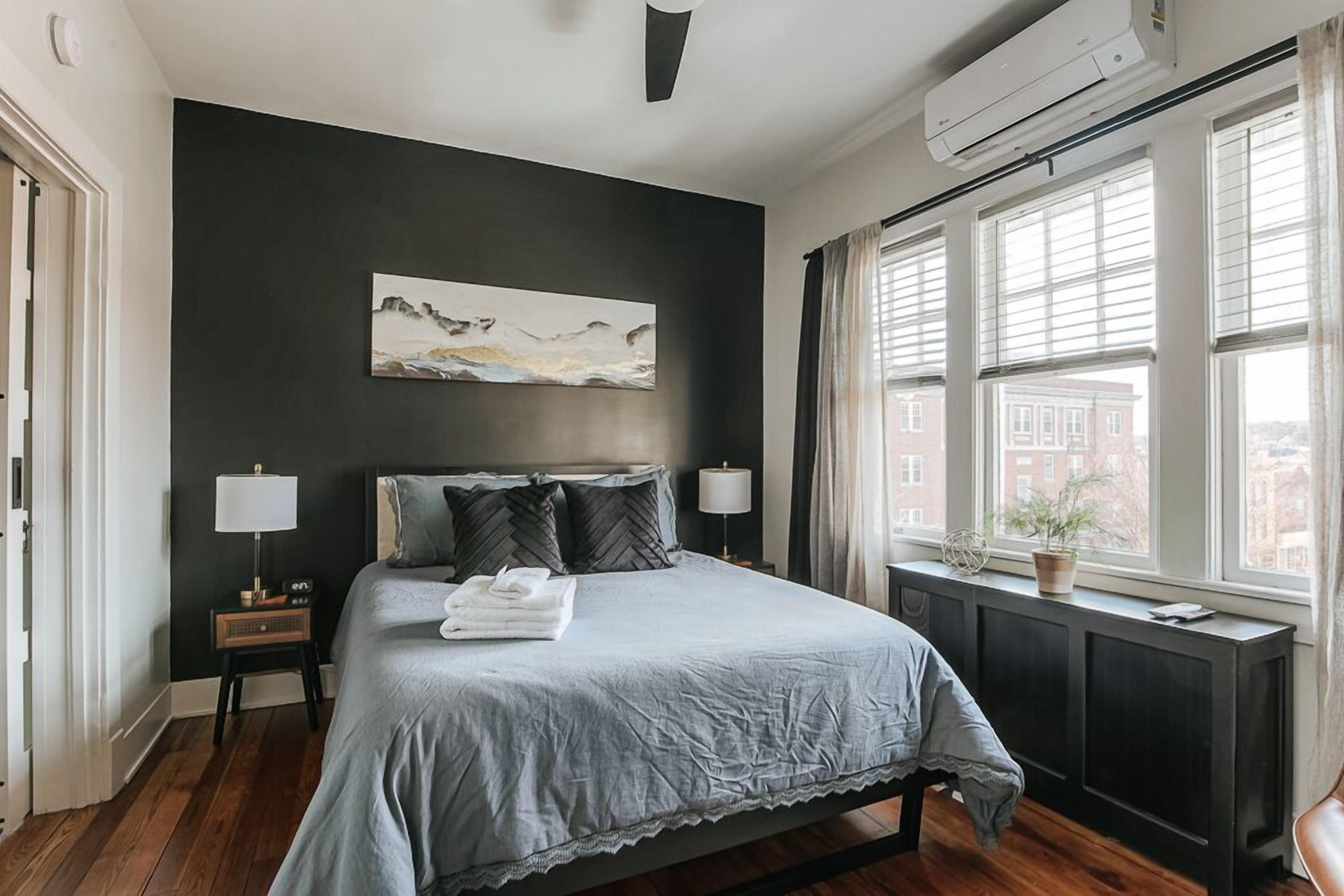 2 bedrooms, desk, WiFi (free), bed sheets