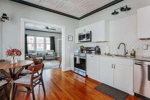 Kjøleskap, mikrobølgeovn, ovn og kokeplater