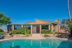 حمّام سباحة خارجي