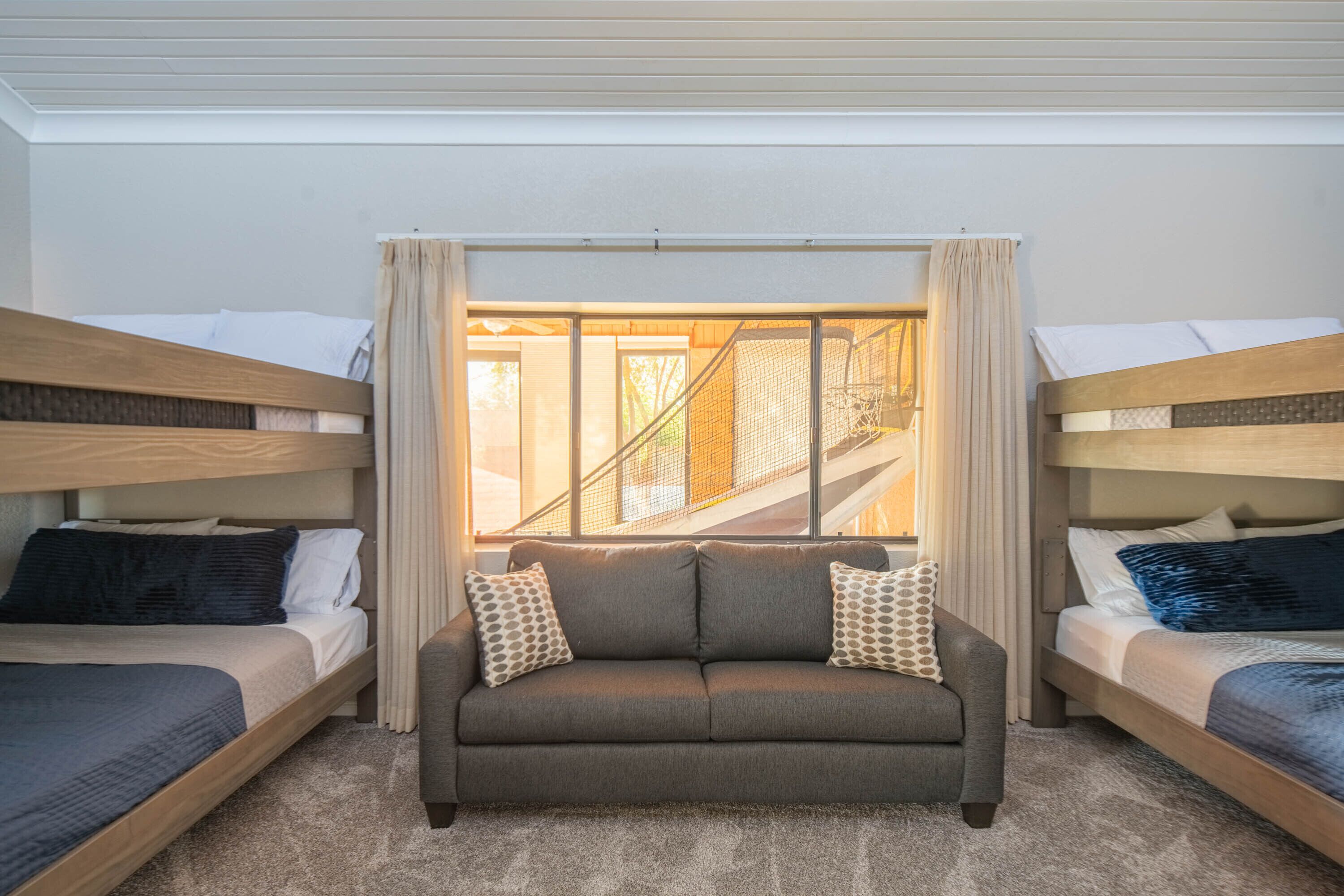 2 habitaciones, tabla de planchar con plancha, cuna de viaje y wifi 