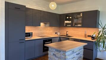 Kühlschrank, Mikrowelle, Ofen, Geschirrspüler