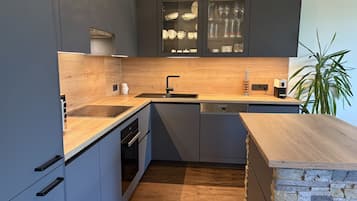 Kühlschrank, Mikrowelle, Ofen, Geschirrspüler