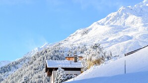 A snow-covered mountain with a wooden cabin. - Beautiful home in Sankt Sigmund with sauna (Sankt Sigmund)