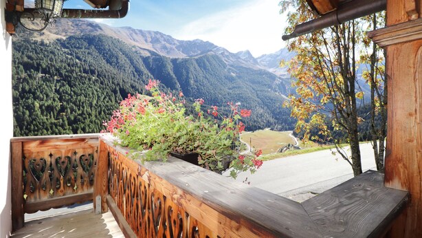 A wooden balcony with a view of a mountainous landscape. - Beautiful home in Sankt Sigmund with sauna (Sankt Sigmund)