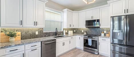 Réfrigérateur, four à micro-ondes, un four, surface de cuisson