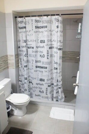 Douche, sèche-cheveux, serviettes fournies, savon