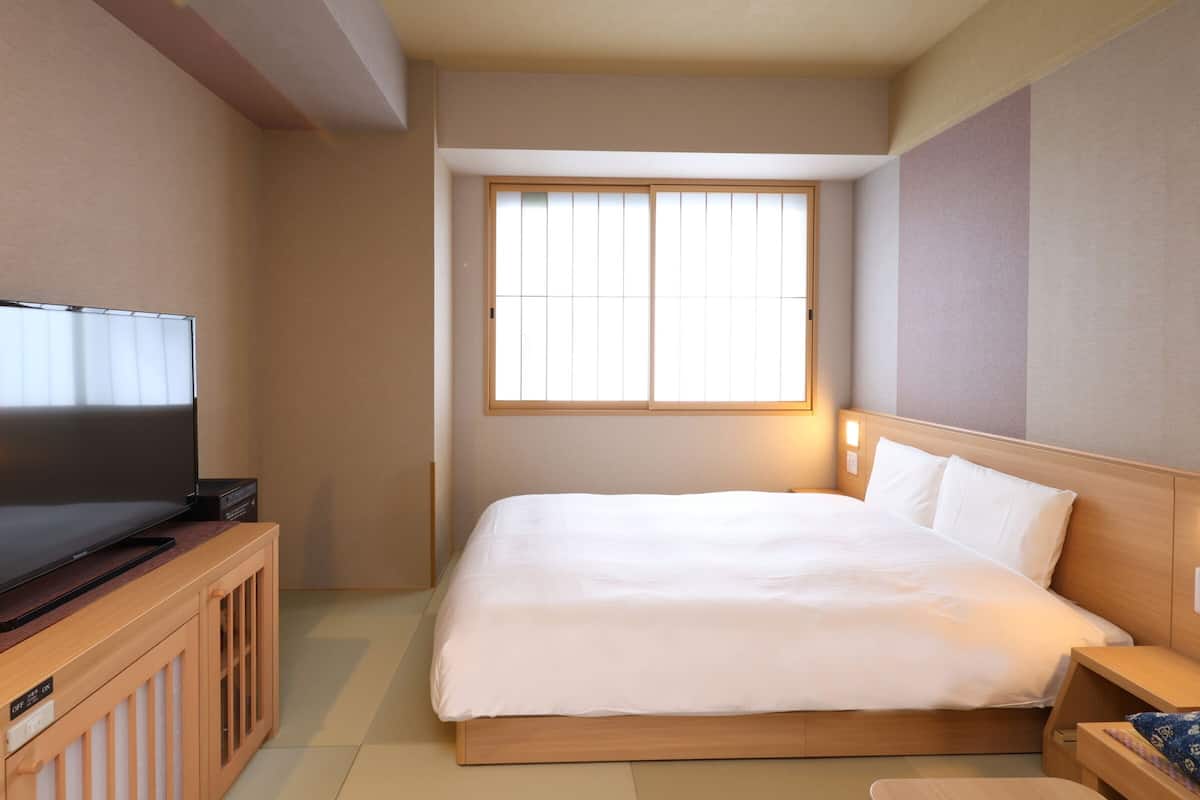 Soundproofing, free WiFi, bed sheets