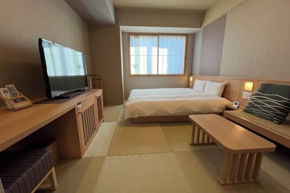 Escrivaninha, quartos à prova de som, Wi-Fi de cortesia, roupa de cama