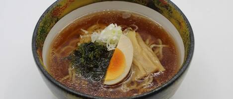 Un tazón de ramen con ingredientes.