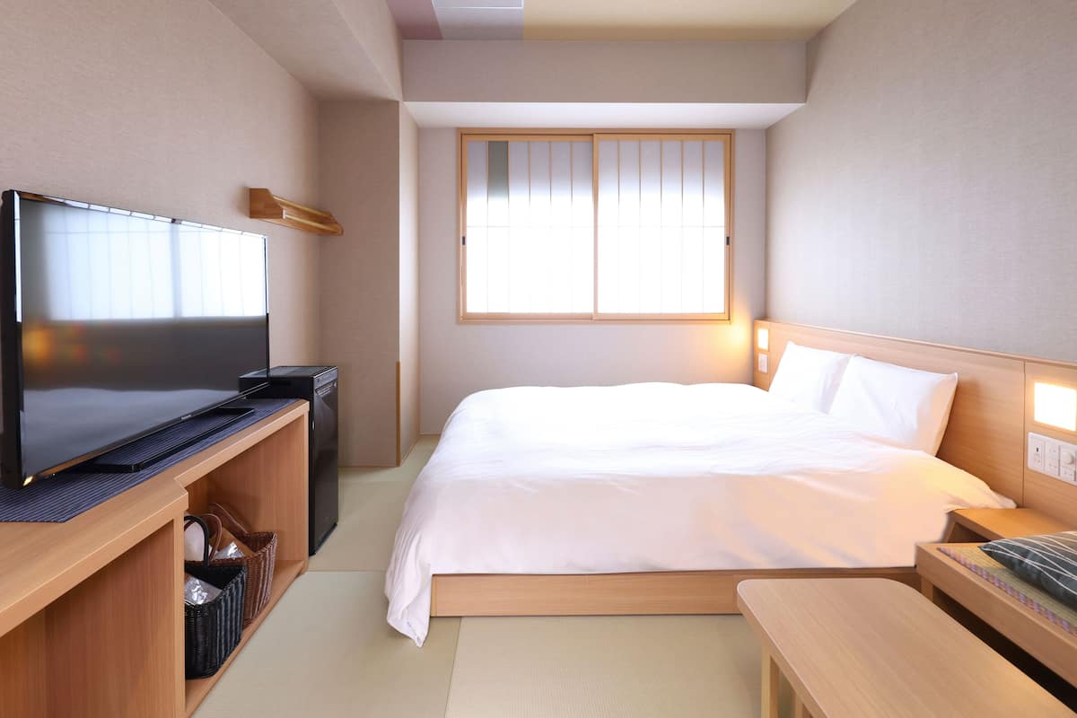 Soundproofing, free WiFi, bed sheets