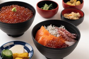 Különféle japán ételek tálalva, többek között lazac, polip és kaviár.