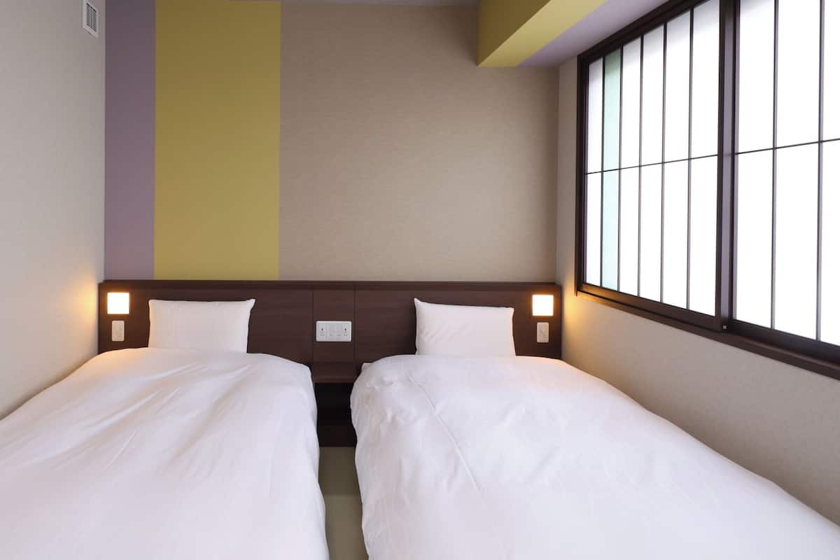 Soundproofing, free WiFi, bed sheets