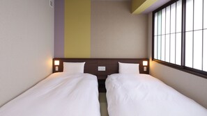 Habitació triple bàsica, no fumadors (No daily cleaning) | Habitacions insonoritzades, wifi gratuïta i roba de llit 