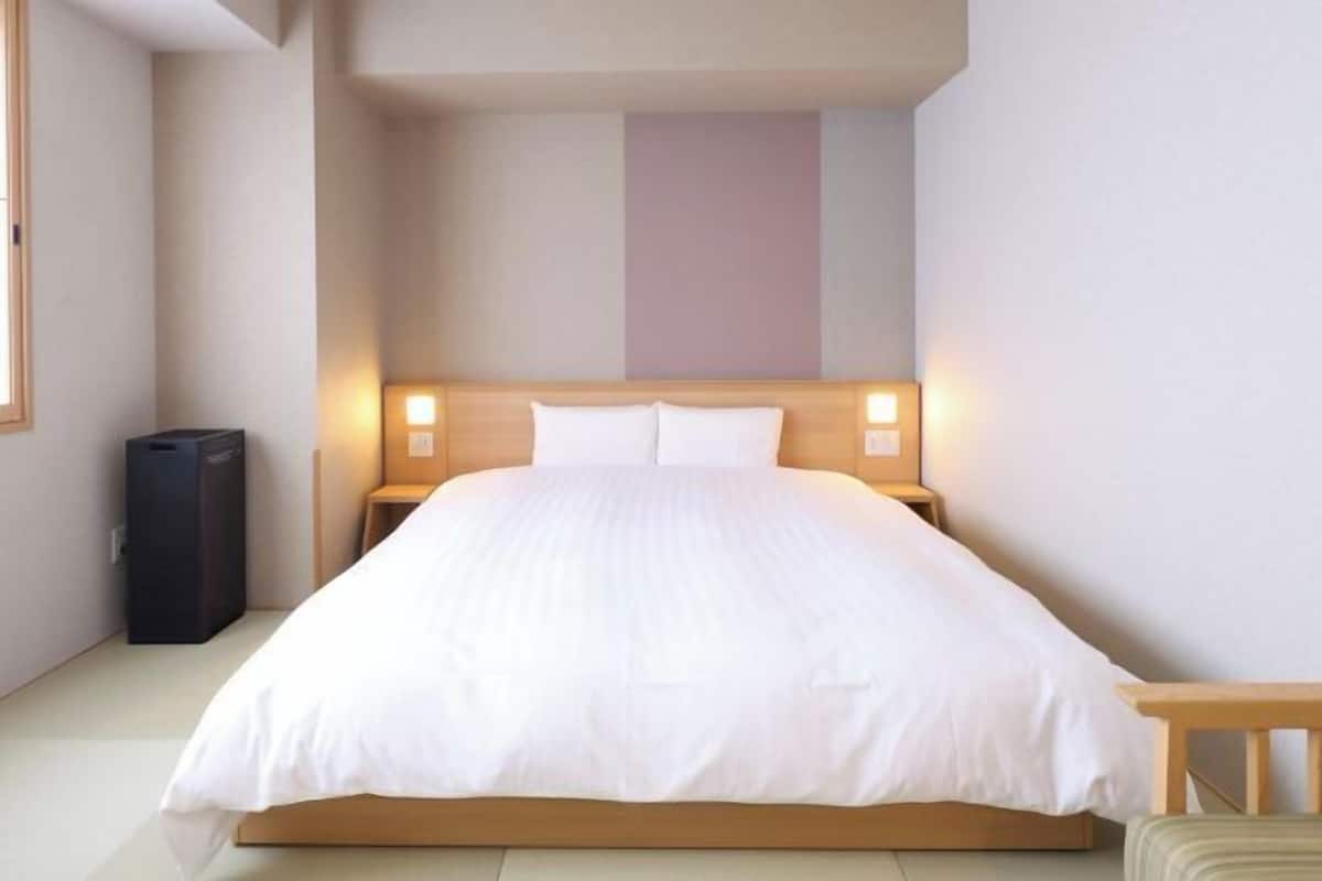 Soundproofing, free WiFi, bed sheets
