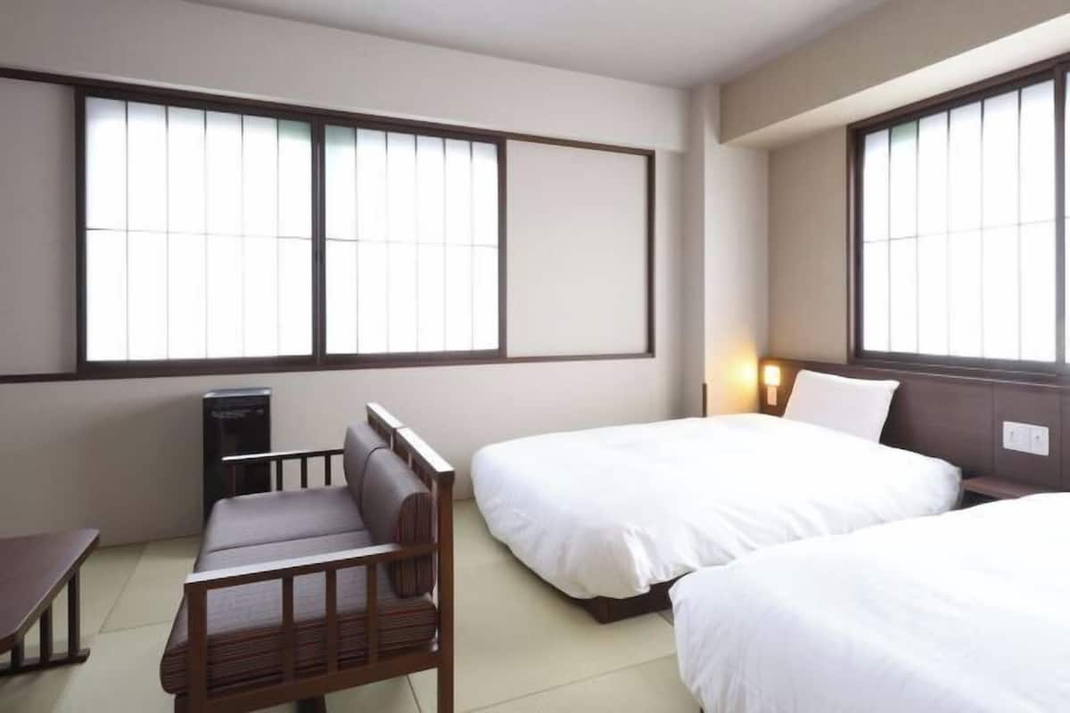 Desk, soundproofing, free WiFi, bed sheets