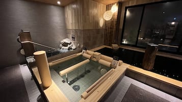 Sauna, bañera de hidromasaje, fuentes de agua termal o mineral