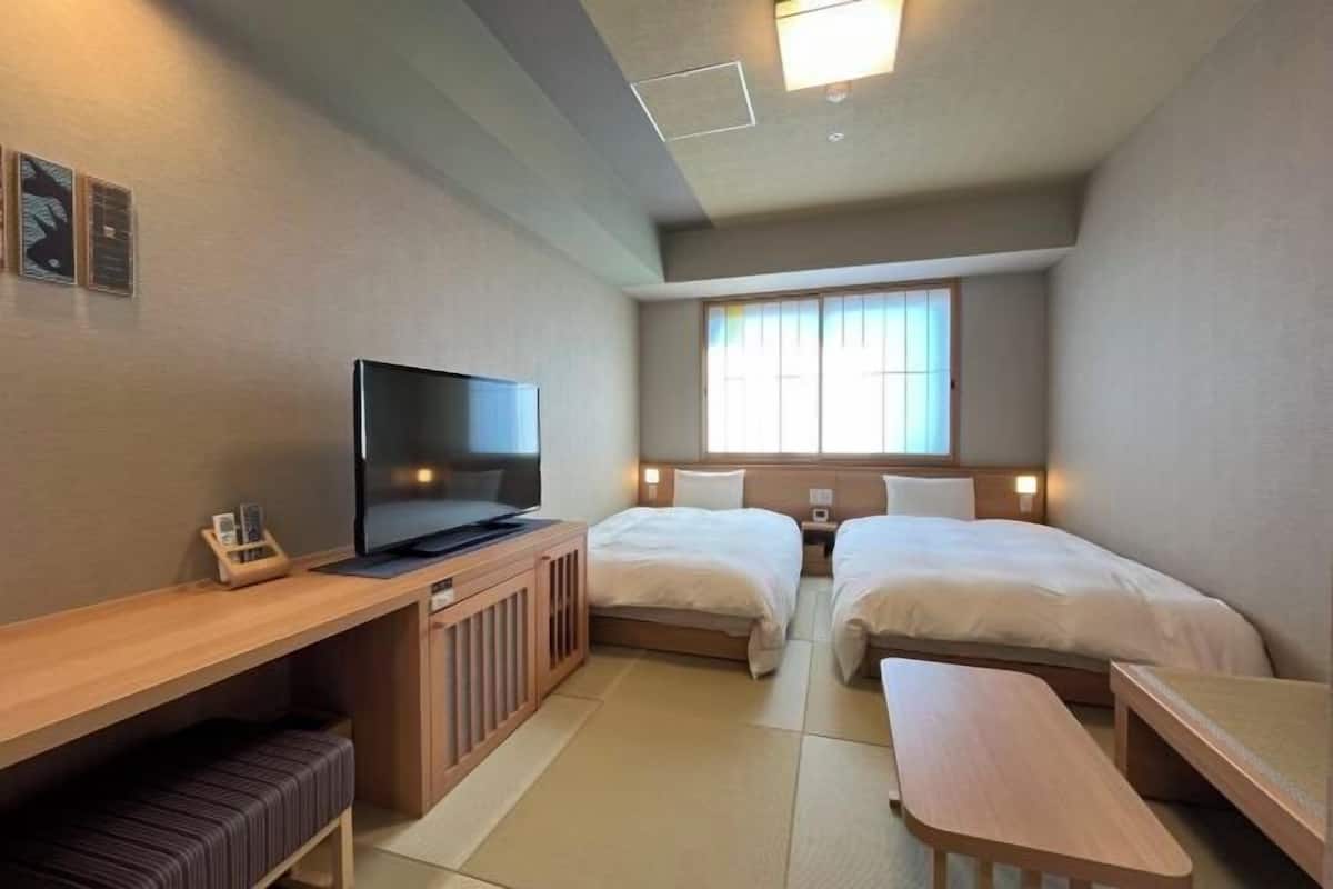 Soundproofing, free WiFi, bed sheets