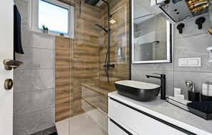 Shower, hair dryer - Awesome home in Lopatinec with sauna (Lopatinec)