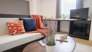 Comfort-studiolejlighed - 2 dobbeltsenge - ikke-ryger (Studio 25) | Senge med topmadrasser, individuel indretning, skrivebord