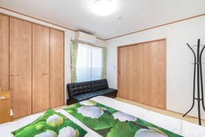3 slaapkamers, een strijkplank/strijkijzer, wifi, beddengoed