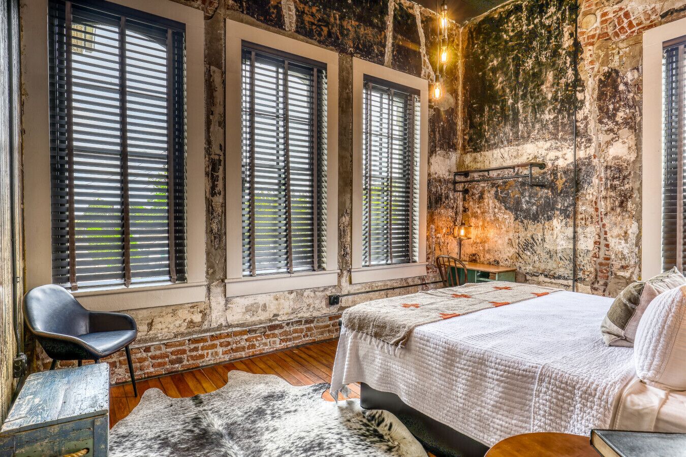 Desk, WiFi, bed sheets