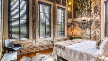 Desk, WiFi, bed sheets